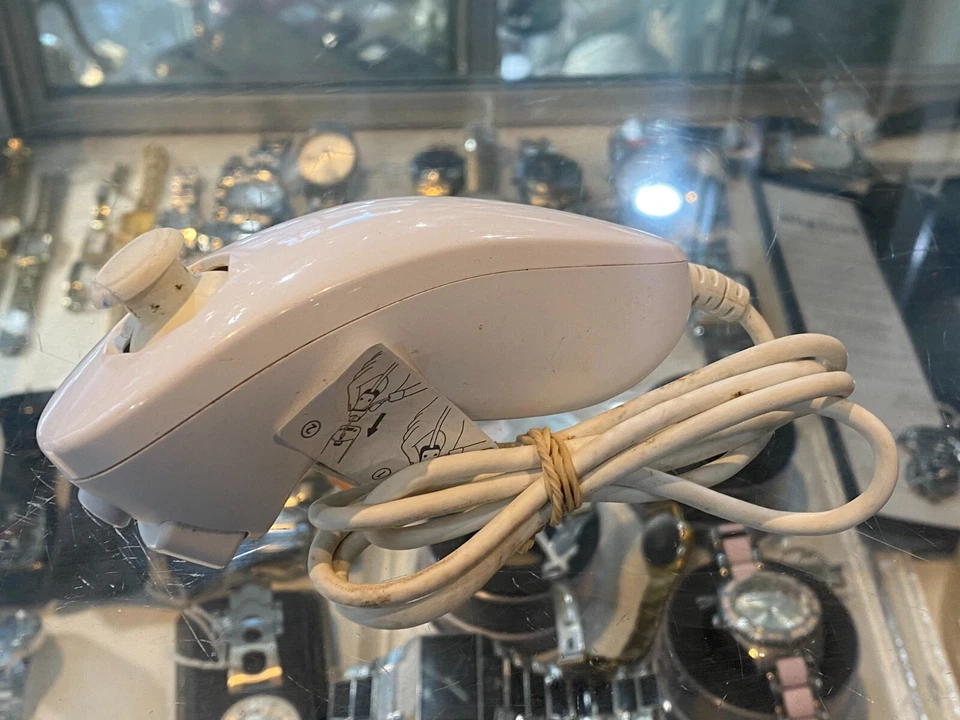 GENUINE NINTENDO WII NUNCHUCK IN WHITE (RVL-004) - Image 2 of 4