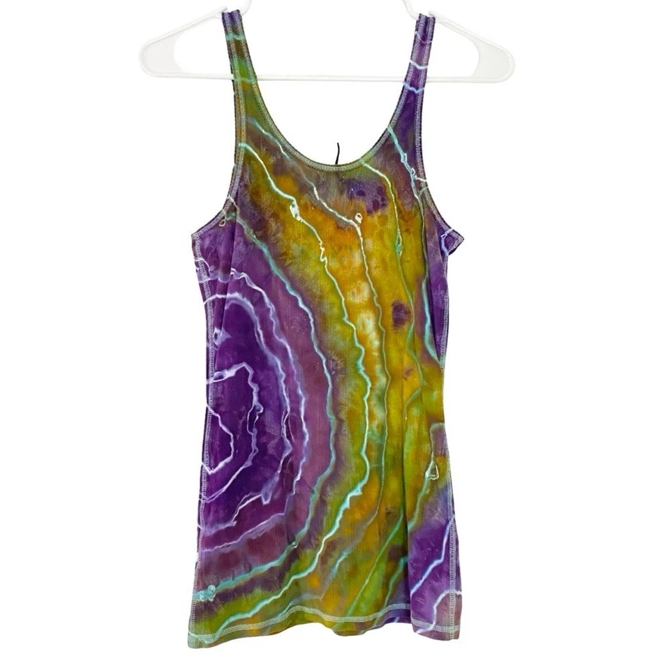 Camiseta sin mangas hecha a mano Geode Tie Dye para mujer talla grande cuello en V púrpura dorado reciclado Foto 2 de 4