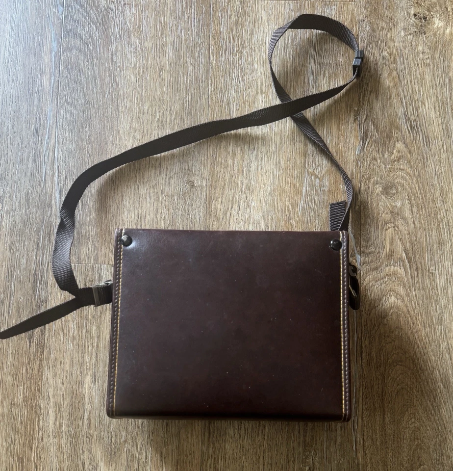 Swift Ultra Lite 8 x 42 Binoculars W/ Case (A4) - Image 3 of 4