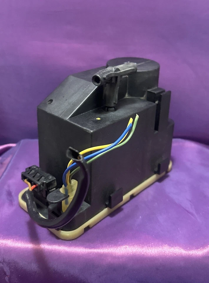 Mercedes W124 Central Locking Vacuum Pump 0132006309 OEM - Image 2 of 4