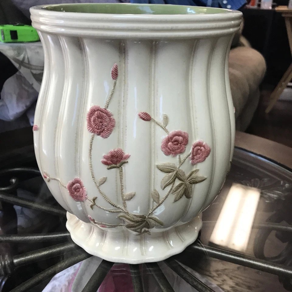 Croscill Rose Garden Pink / Eggshell Ceramic Waste paper Basket Used - Image 3 of 4