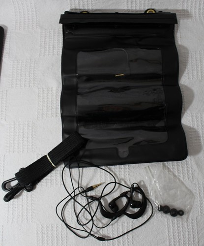 iPad Tablet Water Resistant Case with Headphones and Strap - Foto 1 di 4