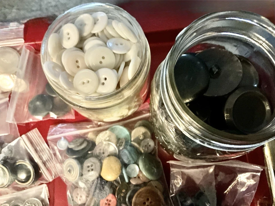 Bolsas de botones algunas están preseleccionadas mezcladas quité los frascos todas están en bolsas Foto 3 de 4