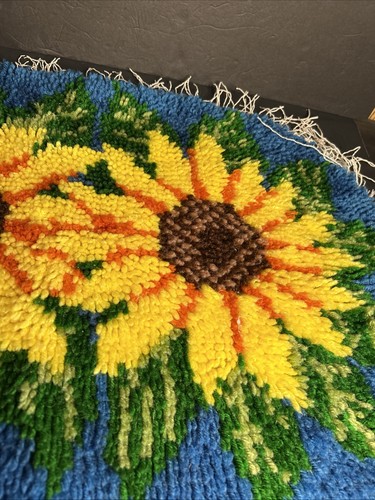 Vintage Sunflower Rug Wall Hanging Blue Background Completed Needs Edging 17x26" - Picture 4 of 7