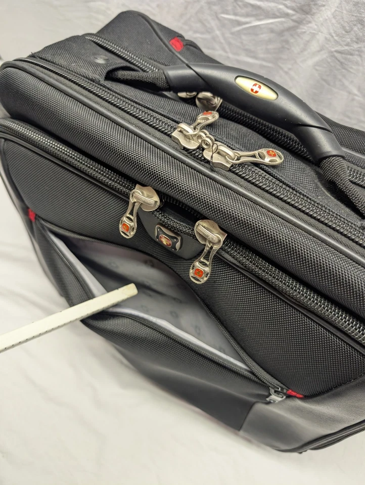 Wenger Swiss Army Potomac Wheeled  2 Piece Carry On w/ Laptop Case 16.5x16.5x9.5 - Image 4 of 4
