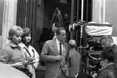 Italian director Dino Risi having a break with Italian actors Vitt- Old Photo 1