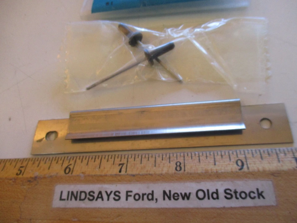 NUEVO OEM FORD 1995/2000 CONTORNO "RETENEDOR" CON ATG. PIEZAS, MOLDURAS F5RZ-5410182-A Foto 4 de 4