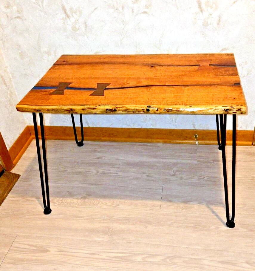 Mesa de centro Live Edge Mesquite, pajaritas de cedro, río epoxi azul, patas de horquilla Foto 4 de 4