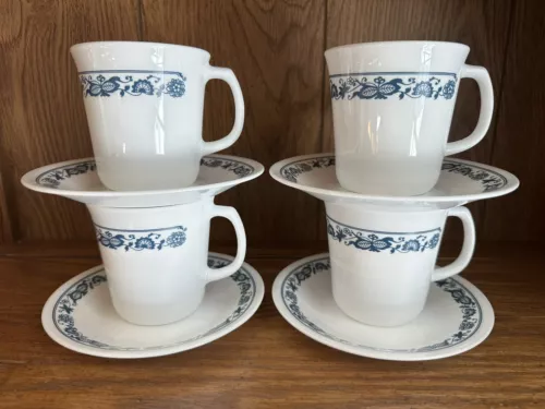 Set of 4 Corning Corelle OLD TOWN BLUE ONION Coffee Tea Mugs Cups & Saucers