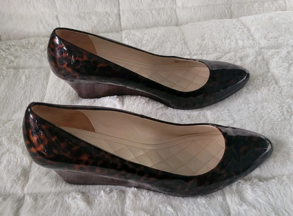 Tacones de cuña Cole Haan Tali Luxe charol tortuga talla 8,5 marrón punta puntiaguda Foto 3 de 4