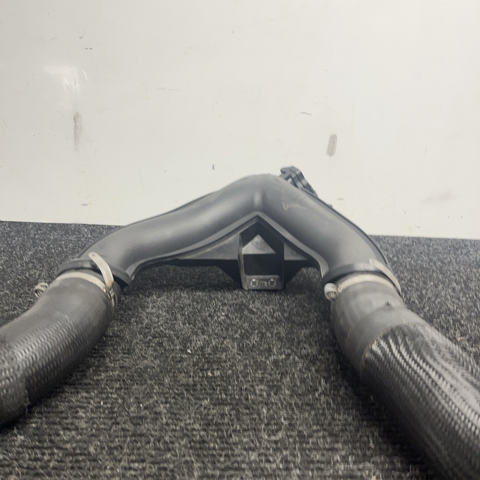 ☑️ 2013-2022 MASERATI LEVANTE 3.0L AIR INLET TUBE DUCT HOSE Y PIPE 670039138 OEM