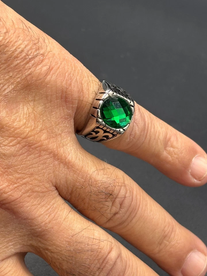 Anello Uomo in Acciaio Inox con Zircone Verde e incisioni misura 9 da mignolo - Immagine 3 di 4