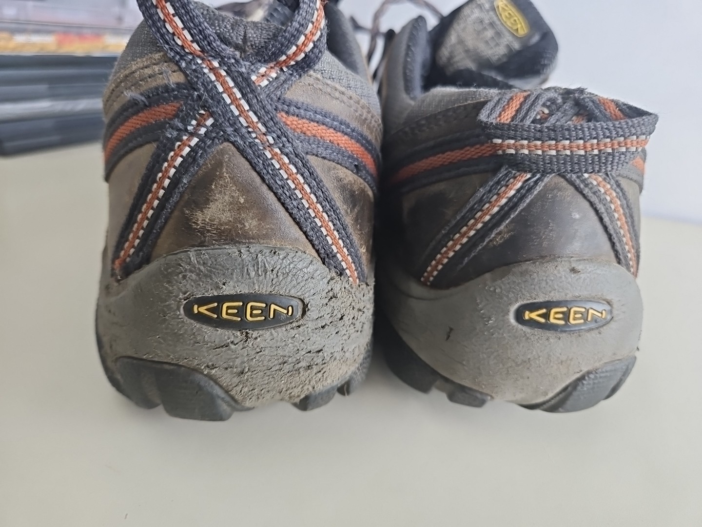 Scarpe da trekking Keen Circadia basse da uomo in pelle marrone taglia 9 5 ben indossate