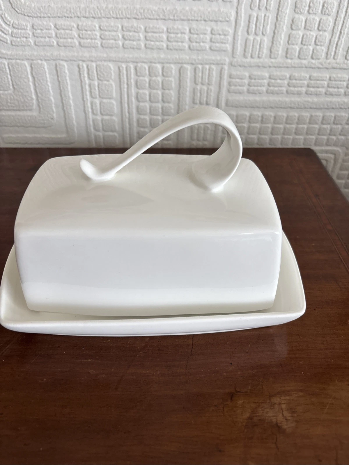 Pausa Dinnerware White Ceramic Butter Dish With Scroll Handle