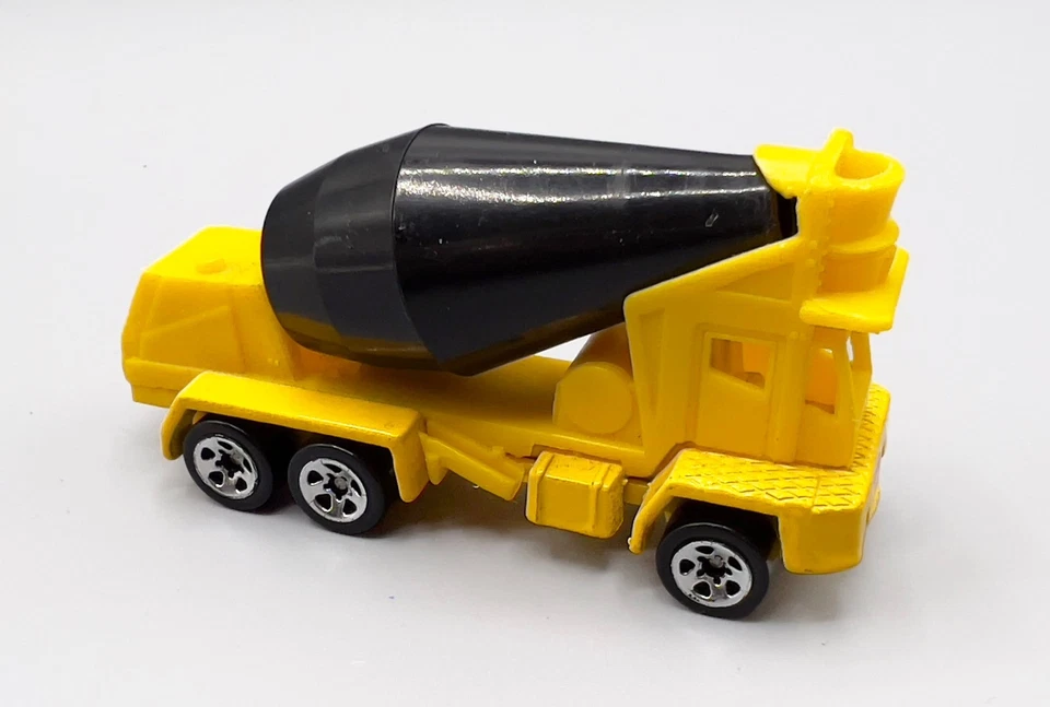 1994 Hot Wheels Yellow Oshkosh Cement Mixer Truck 80mm, Black Drum,  Bumper Logo - Image 3 of 4