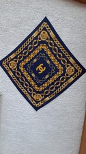 Chanel Seidentuch- Schal hergestellt in Paris. Chanel-Logo in Gold auf blau