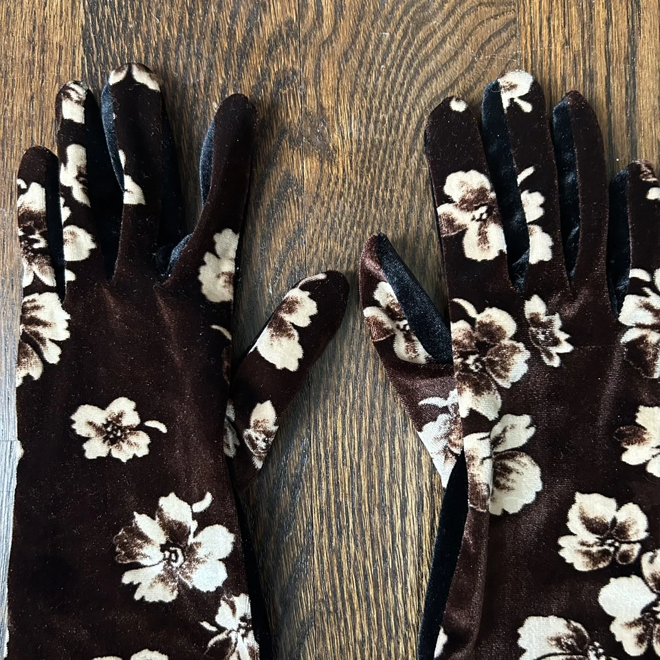 Guantes de terciopelo marrón floral con flores crema Foto 4 de 4