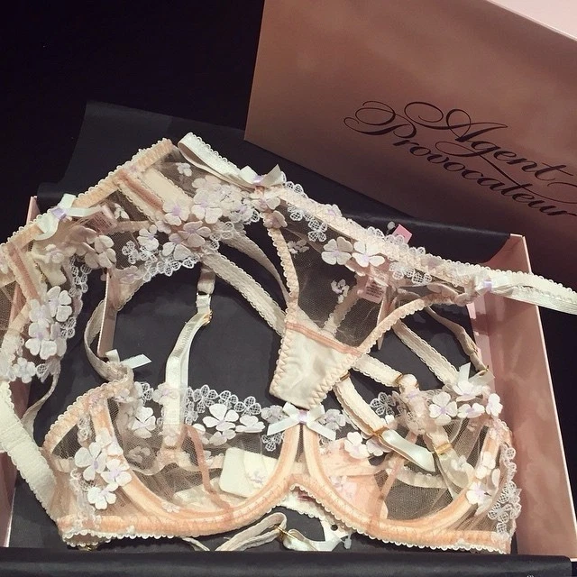 Conjunto de sujetador y liga Agent Provocateur desnudo y crema encaje floral transparente con lazos - 32C Foto 2 de 4