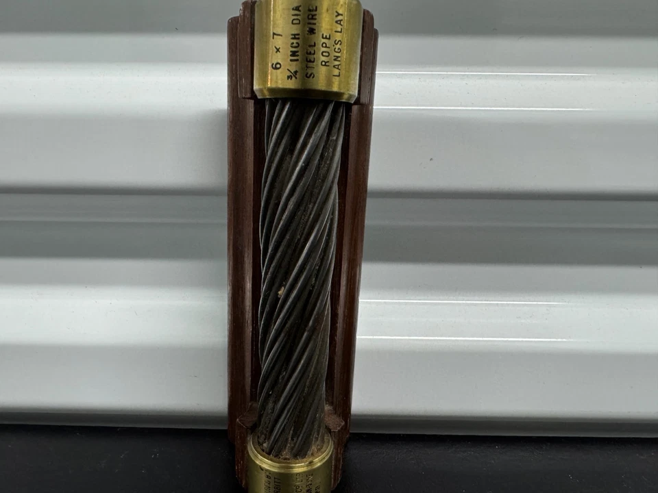 Muestra de cuerda de alambre de acero vintage 6x7 3" de diámetro Lang’s Lay extremo de latón exhibición industrial Foto 3 de 4