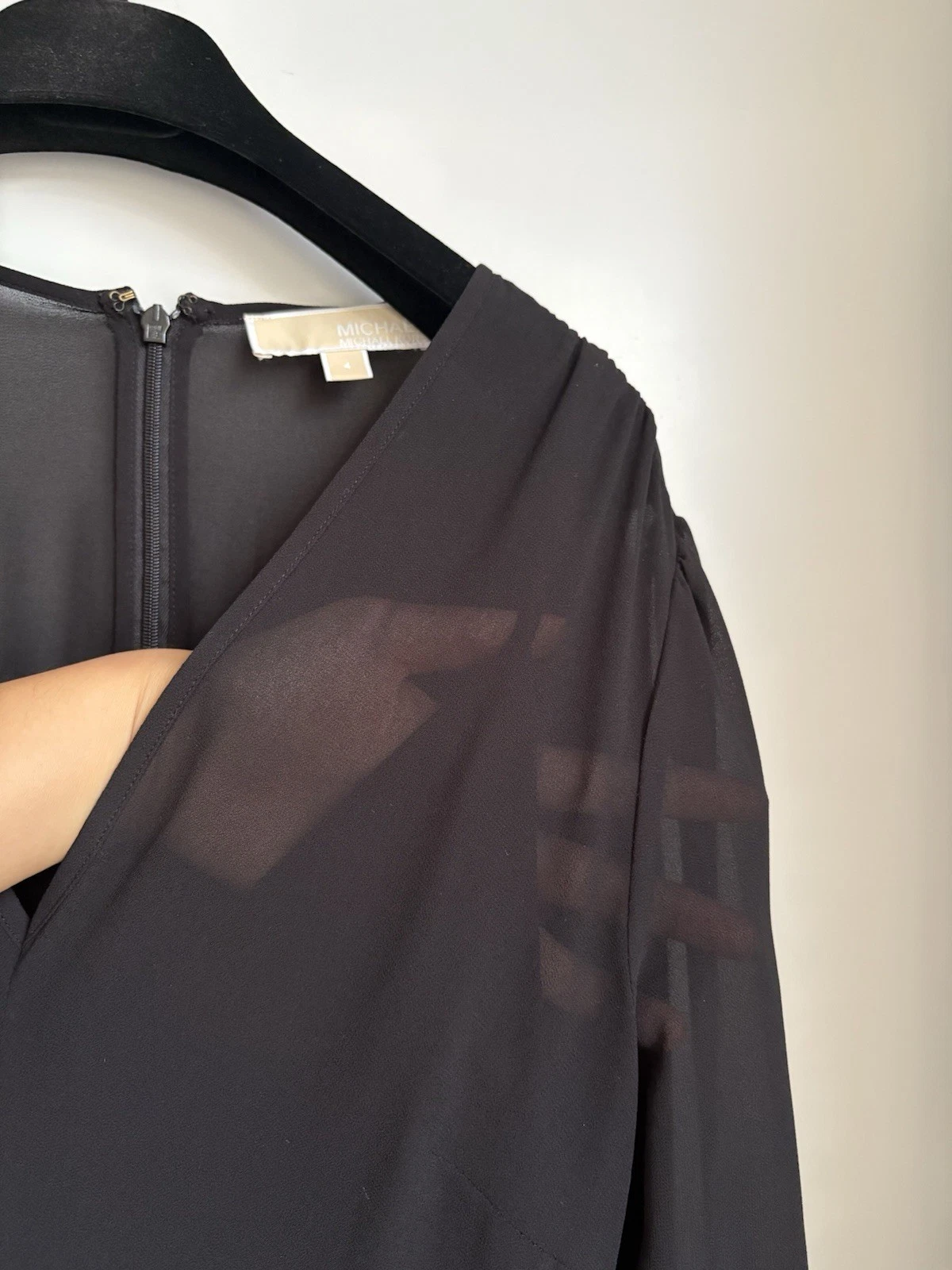 Mini abito nero Michael Kors foderato con volant scollo a V manica lunga prezzo consigliato £ 200+ 