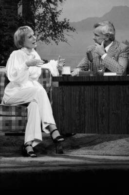 Actress Evelyn Keyes On Johnny Carson 1977 OLD TV PHOTO 1