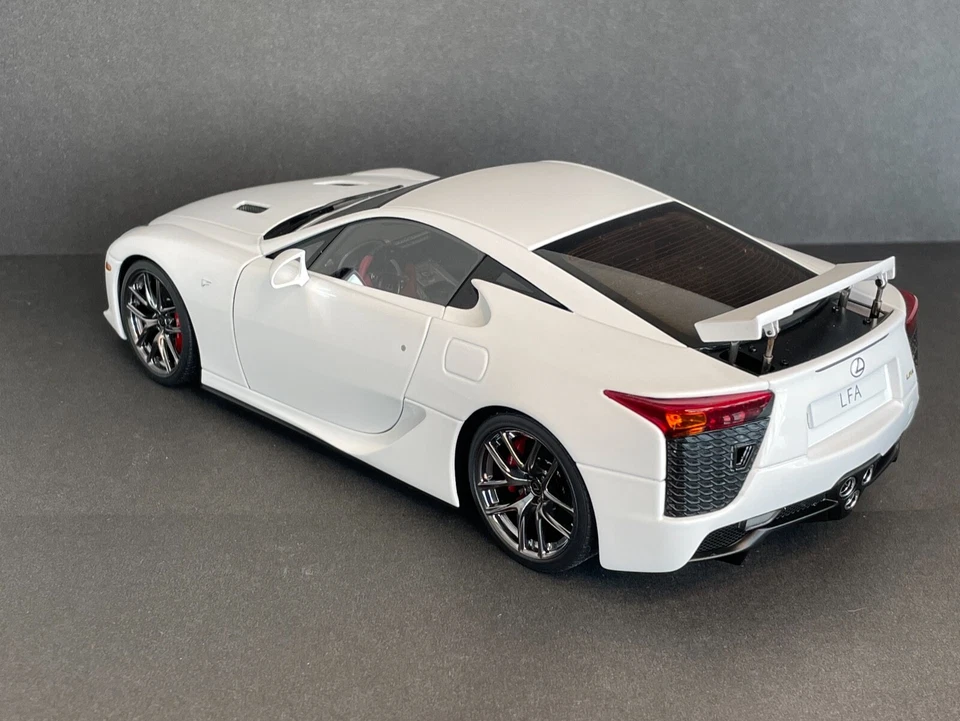 Lexus LFA Autoart Signature Diecast 1/18 Whitest White - Image 4 of 4