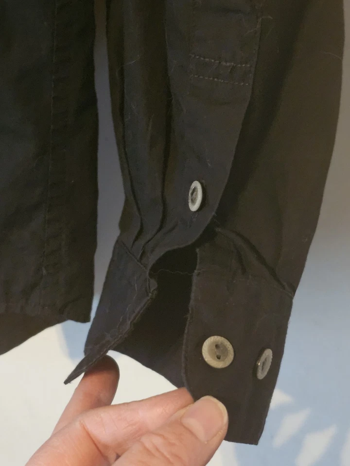 Camisa masculina internacional preta com botões padrão geométrico • Vintage tamanho M média - Imagem 3 de 4