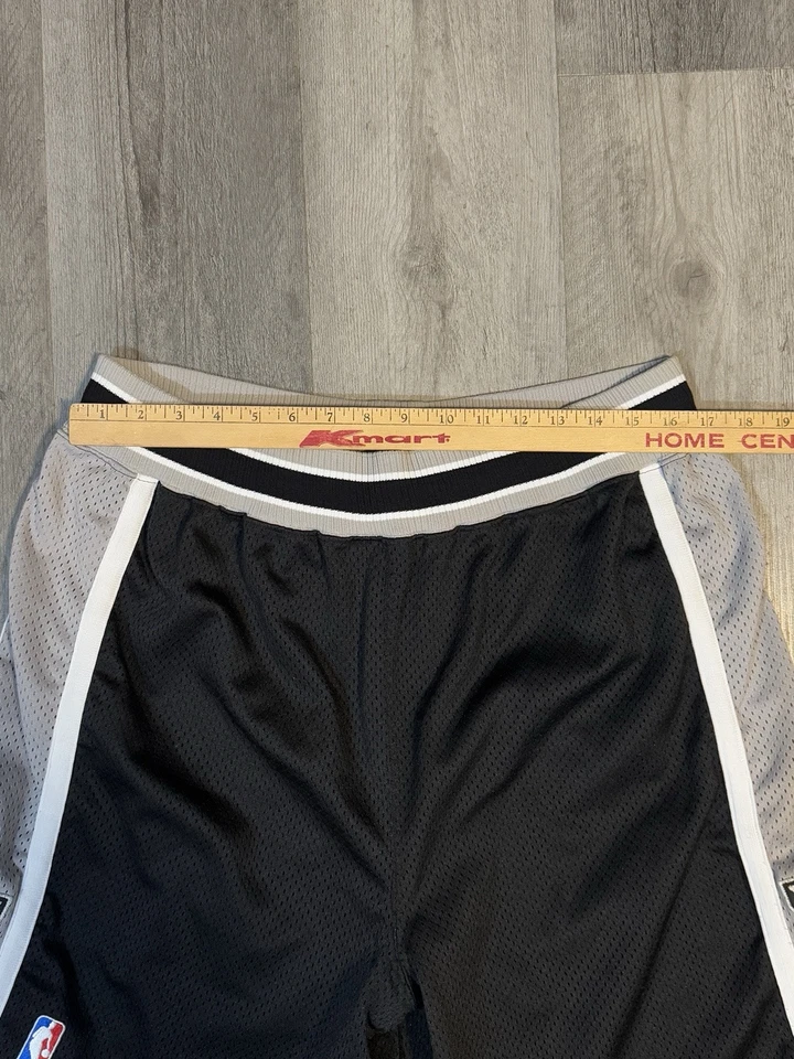Vintage Nike Team Sports San Antonio Spurs Mens Shorts Size 36 NBA Official - Image 2 of 4