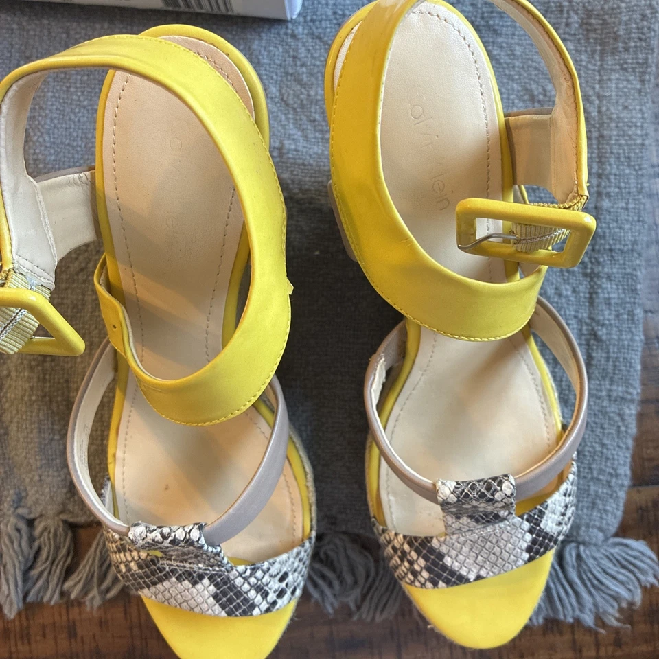 Sandalias de cuña alpargata de pitón amarilla Ellison de yute talla 9 de Calvin Klein para mujer Foto 2 de 4