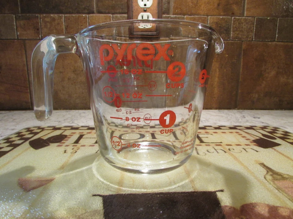 PYREX Vintage Glass Measuring Cup 2 Cup Red Letters - Image 4 of 4