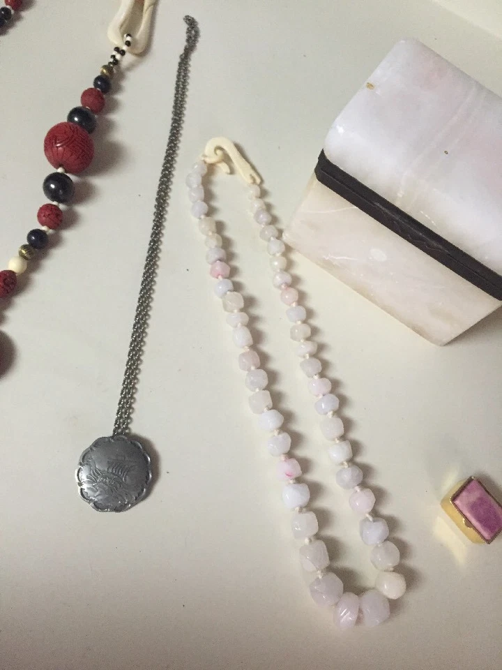 Antigua caja de escritorio y collar de cuentas talladas rojas asiáticas c1920 lámpara cuarzo rosa Foto 4 de 4