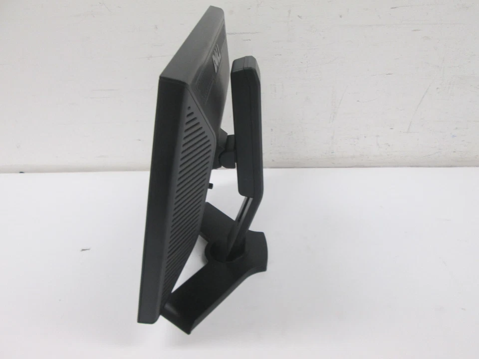 Dell 19" P190st 1280 x 1024 LCD Monitor w/ Adjustable Height Swivel Base - Image 3 of 4