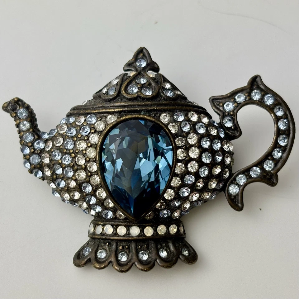 Broche prendedor tetera cristal transparente y azul pavé "Mi taza de té" Heidi Daus 2,5"" Foto 3 de 4