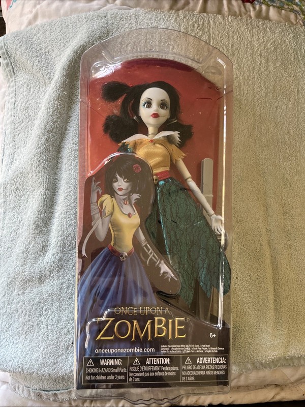 Once Upon A Zombie Snow White 2012 New In Package!