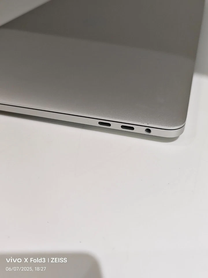 2019 MacBook Pro 15" (i7/16GB/256GB/RADEON PRO 555X) -Only 10 battery cycles! - Image 4 of 4