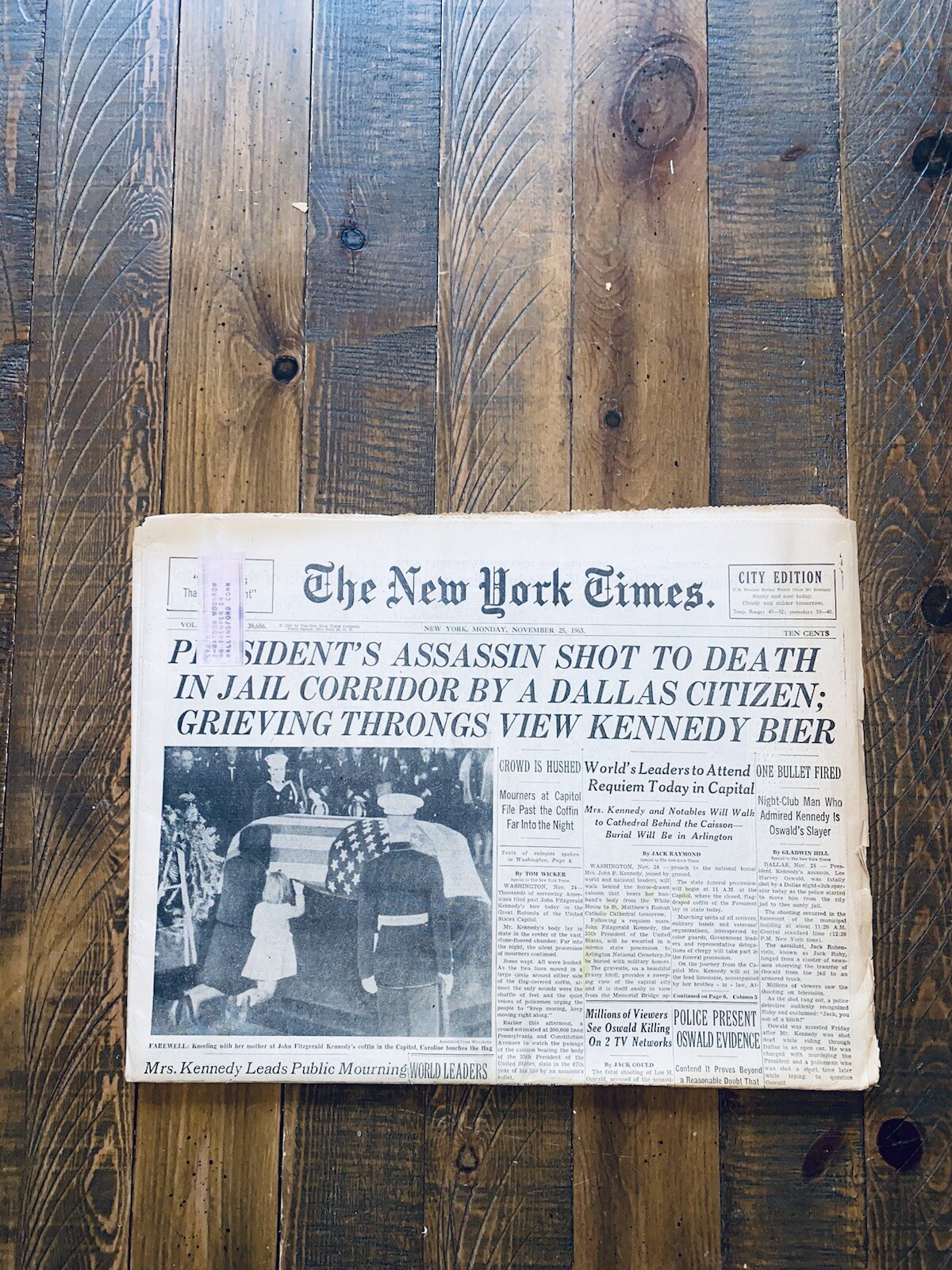 ORIGINAL 1963 NOV 25 NEW YORK TIMES PRESIDENT'S ASSASSIN SHOT TO DEATH JFK PAPER