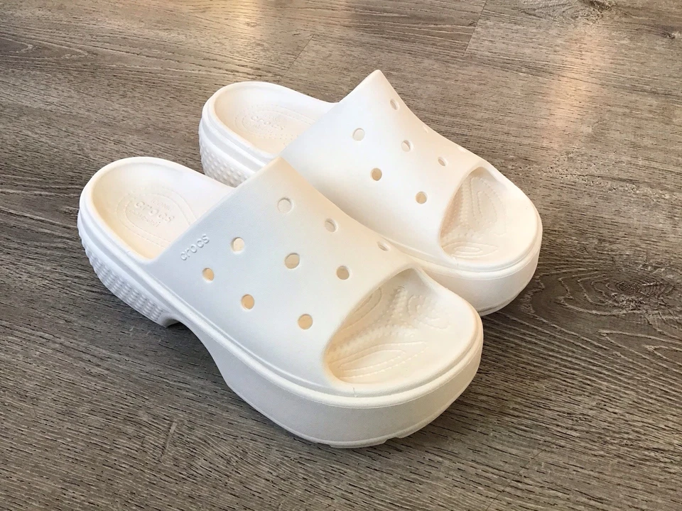 Sandalias Crocs Stomp para mujer blancas talla 9 plataforma gruesas 209346 sin cordones Foto 2 de 4