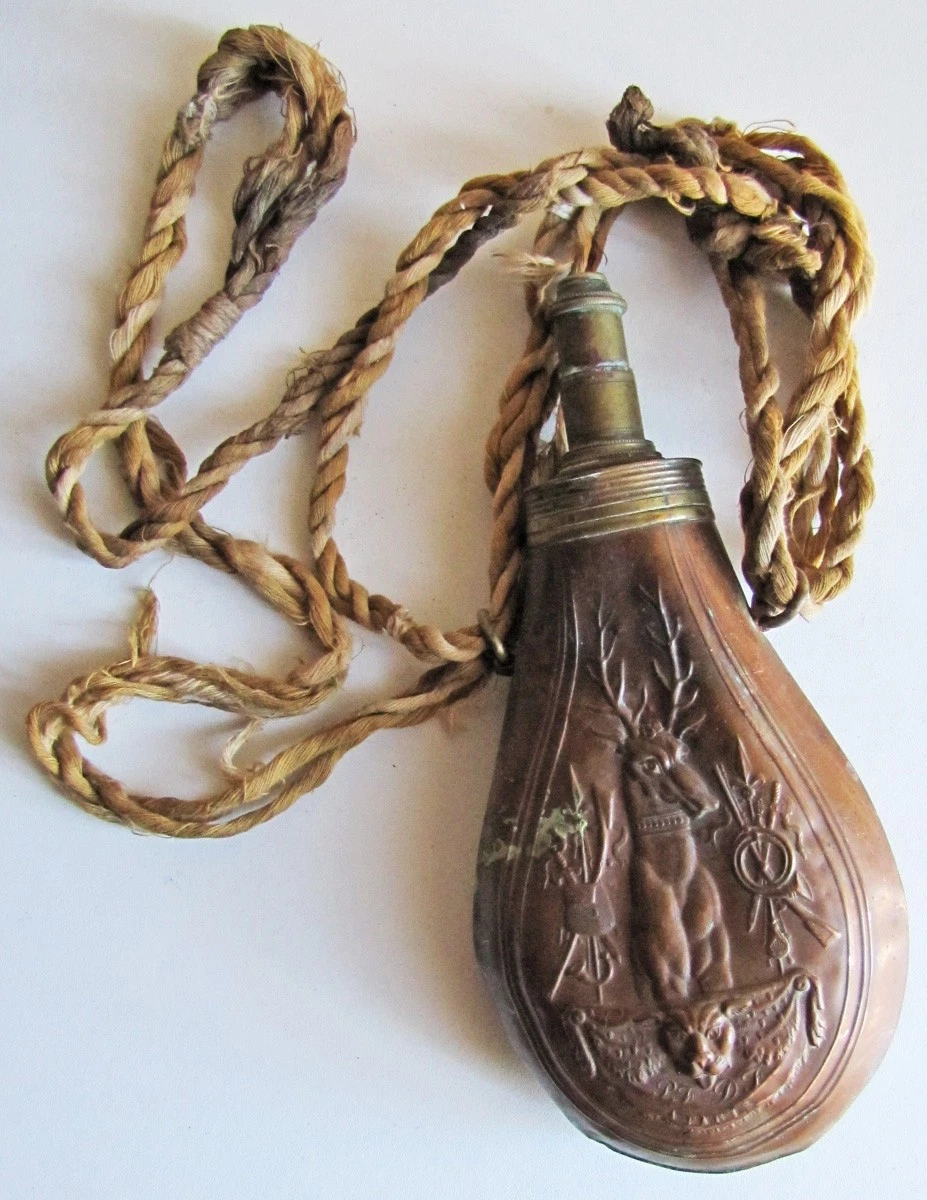 Ancienne Poire à Poudre En Cuivre Et Laiton Doré - Armes Et Drapeaux