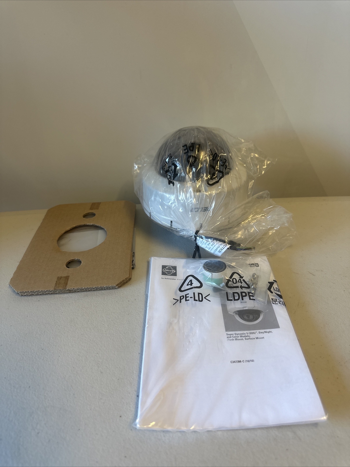 Pelco IS51-CHV10F Camclosure 2 Environment Flush Color HiRes
