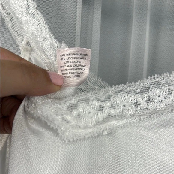 Camiseta sin mangas Cabernet blanca con ribete de encaje talla mediana de nailon Foto 3 de 4