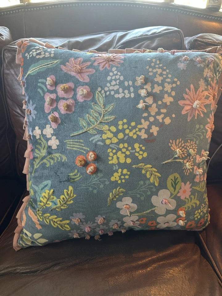 High Quality Set Of 2 Zipper Throw Pillows Floral Embroidered Beautiful. - Image 2 of 4