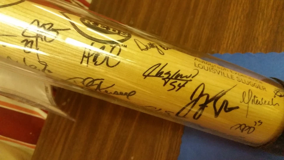 2013 CINCINNATI REDS COMPLETE TEAM AUTOGRAPH BASEBALL BAT CHAPMAN/VOTTO/ LOA/COA - Image 2 of 4