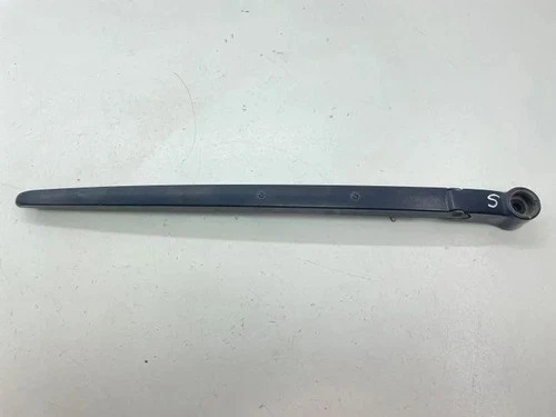Rear wiper blade arm