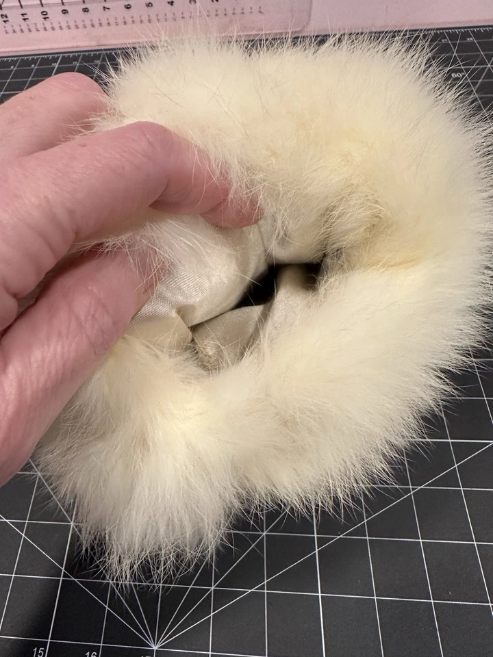 Manguito de piel de visón vintage calentador de manos color marfil forro satinado y muñeca Foto 4 de 4