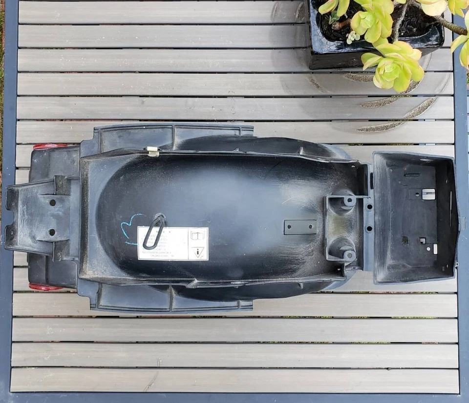 Guardabarros triple Triumph Speed 2001 OEM/caja de batería T 2301347 Foto 3 de 4