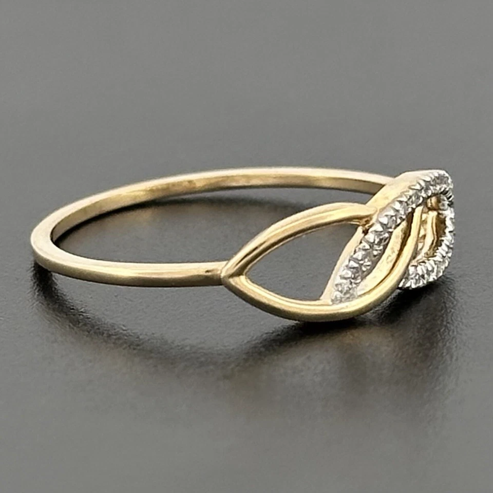 Delicado anillo ligero con racimo de diamantes de oro amarillo de 9 quilates - Varios tamaños Foto 2 de 4