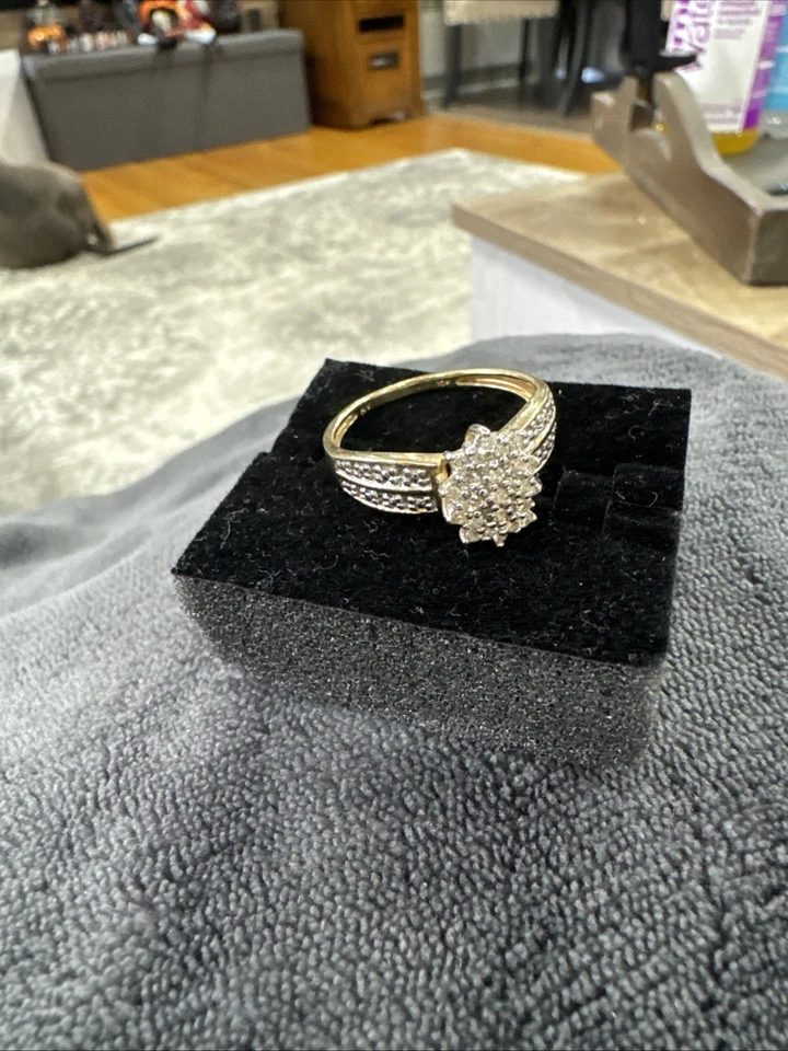 Anillo de cóctel vintage con racimo de diamantes de oro amarillo de 10 quilates talla 8,5 Foto 3 de 4