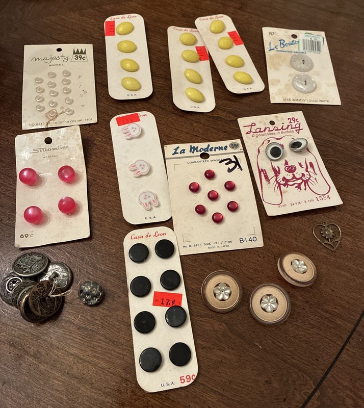 Mixed Lot of Carded Buttons Lansing La Moderne Majesty Streamline Casa de Leon