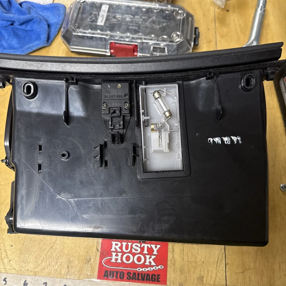 03-06 Mercedes W220 S430 S55 AMG compartimento painel caixa de luvas A2206890591 preto - Imagem 2 de 4