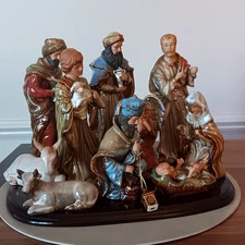KIRKLAND'S POTTER'S GARDEN II NATIVITY SET 11 GLAZED CERAMIC & WOOD BASE